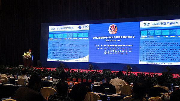 下面的領(lǐng)導(dǎo)，各參展公司代表很多