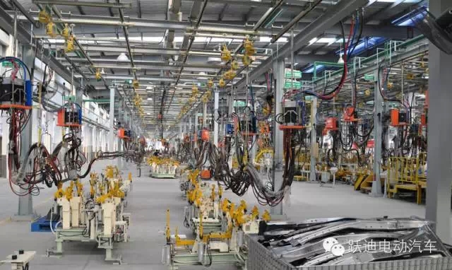 躍迪電動汽車裝車完畢發(fā)往荊州，買躍迪電動汽車可投保，解決您的后顧之憂！