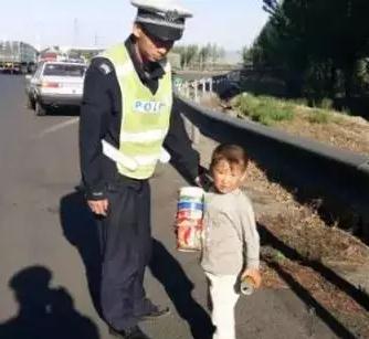 貪玩幼童上高速—躍迪移動警務(wù)室助力，熱心民警忙尋親