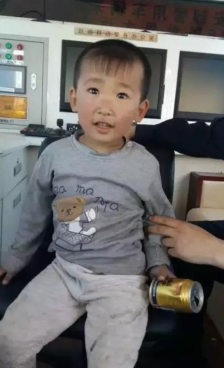 貪玩幼童上高速—躍迪移動警務(wù)室助力，熱心民警忙尋親