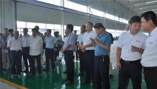 專家、教授聽取陜西躍迪公司對整體項目規(guī)劃和系列新能源客車產(chǎn)品的系統(tǒng)介紹