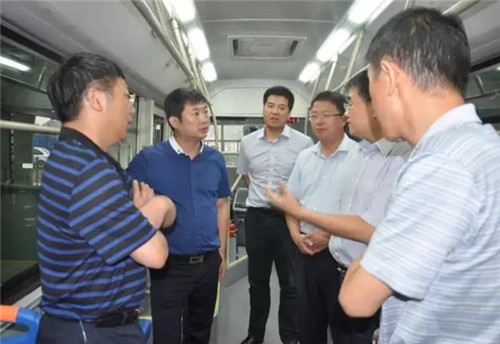 徐明非副廳長登上陜西躍迪自主研發(fā)純電動客車親身體驗(yàn)