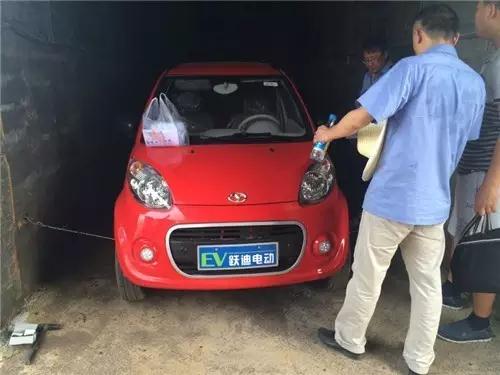 躍迪電動(dòng)汽車(chē)裝車(chē)完畢