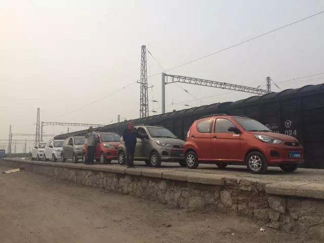躍迪電動(dòng)汽車(chē)鐵路運(yùn)輸準(zhǔn)備裝車(chē)。