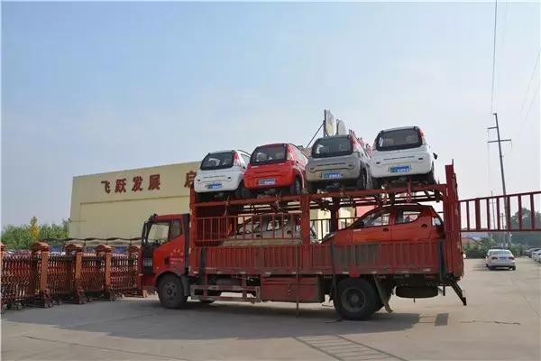 躍迪電動汽車裝車中。