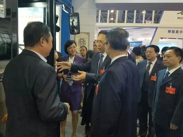 安徽省委書記李錦斌，代省長李國英一行蒞臨躍迪集團(tuán)旗下安達(dá)爾汽車展位參觀指導(dǎo)