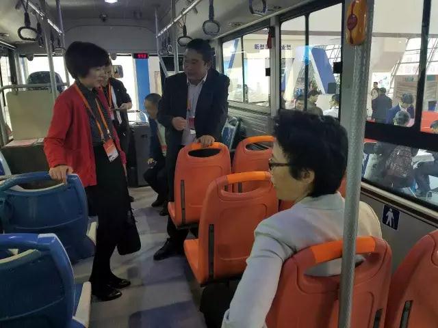安徽省委書記李錦斌，代省長李國英一行蒞臨躍迪集團(tuán)旗下安達(dá)爾汽車展位參觀指導(dǎo)