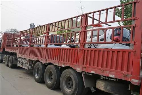 躍迪電動汽車裝車完畢準備發(fā)車