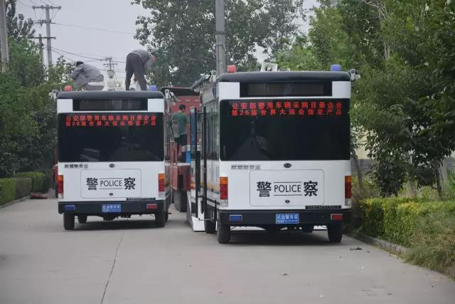 躍迪電動(dòng)移動(dòng)警務(wù)室裝車中，準(zhǔn)備發(fā)往白洋淀溫泉城公安分局