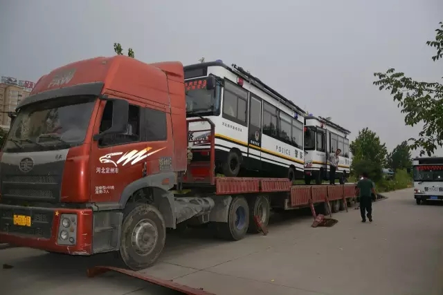 躍迪電動(dòng)移動(dòng)警務(wù)室裝車中，準(zhǔn)備發(fā)往白洋淀溫泉城公安分局