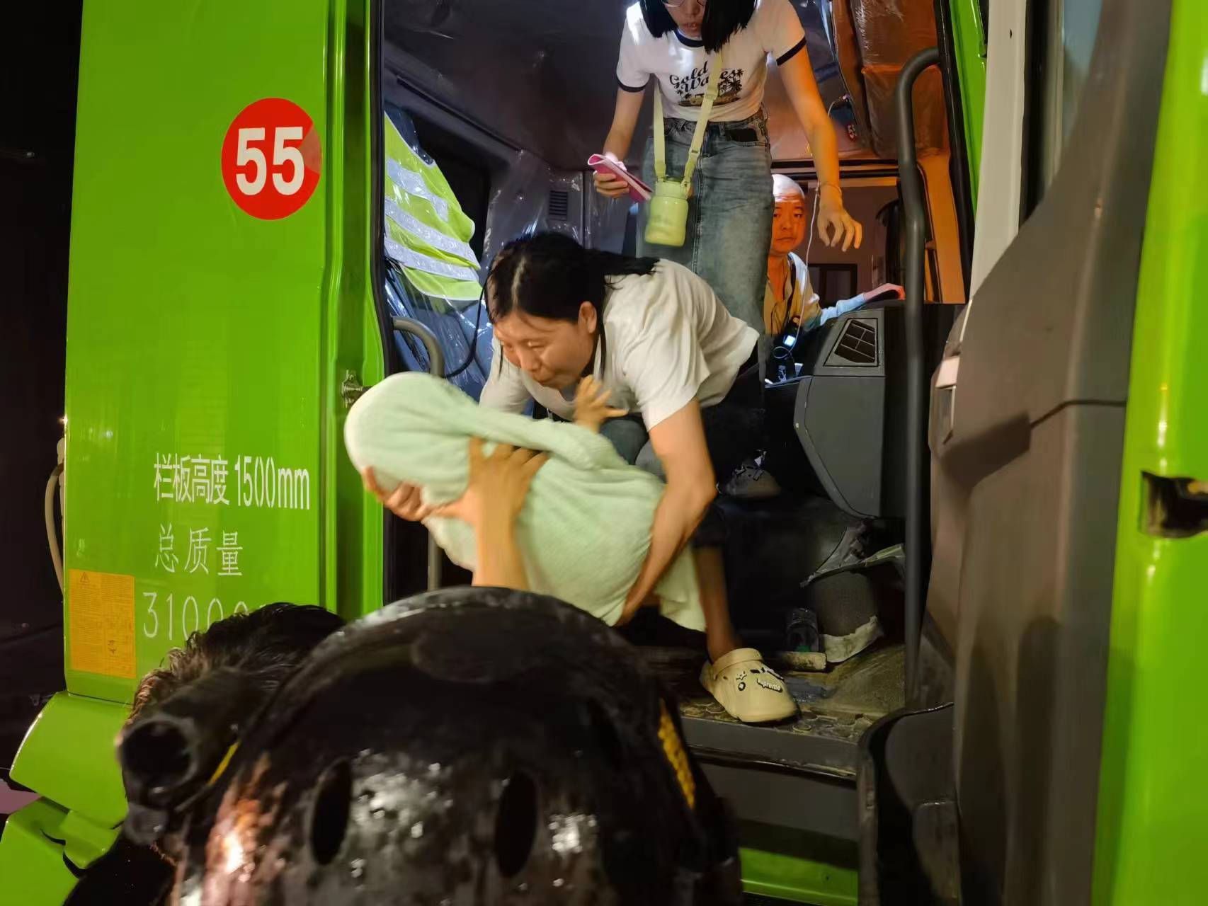 昨晚保定市強降暴雨丨躍迪汽車保定分公司，連夜出動70臺新能源渣土車參與保定市救援工作