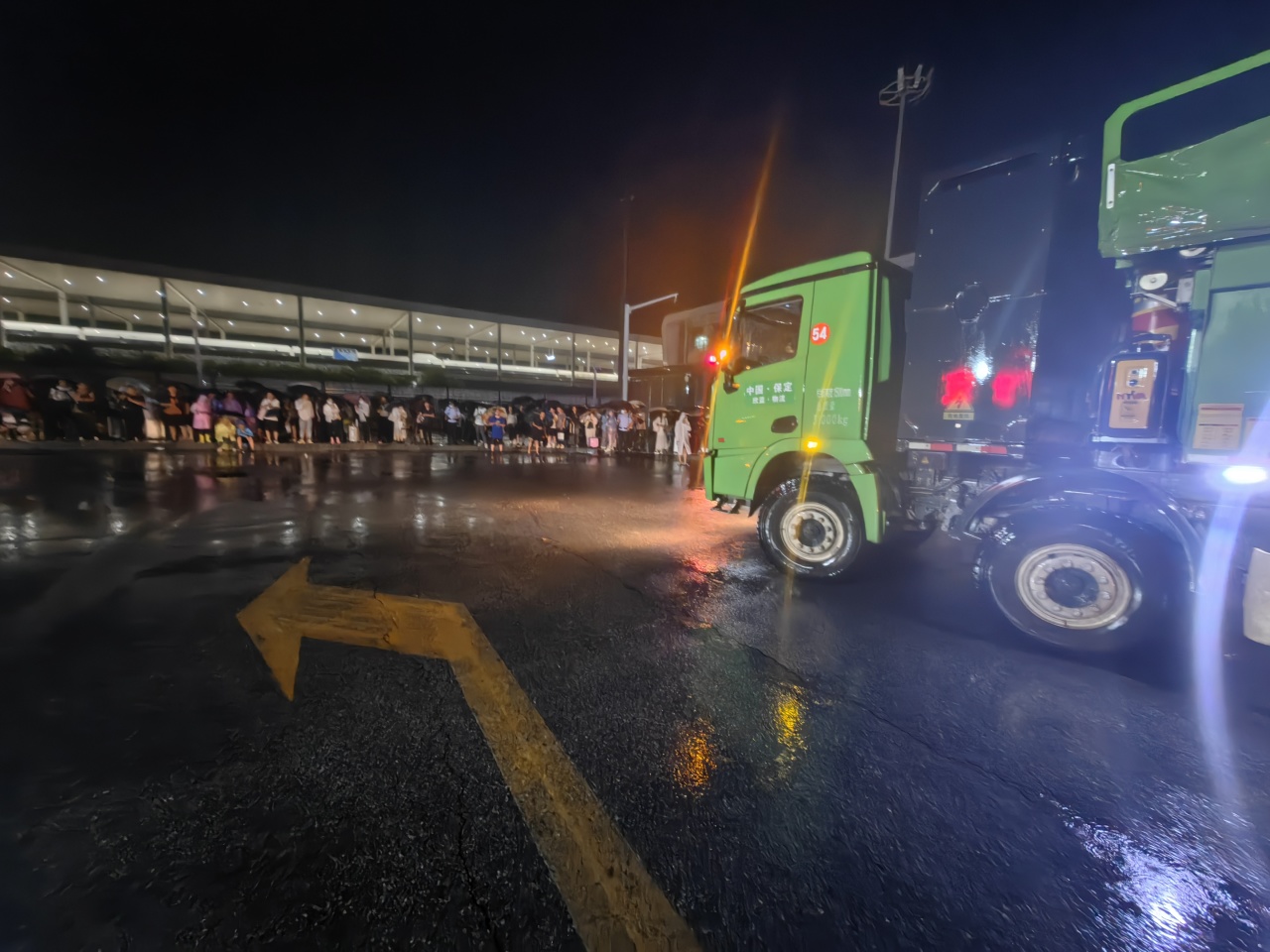 昨晚保定市強降暴雨丨躍迪汽車保定分公司，連夜出動70臺新能源渣土車參與保定市救援工作