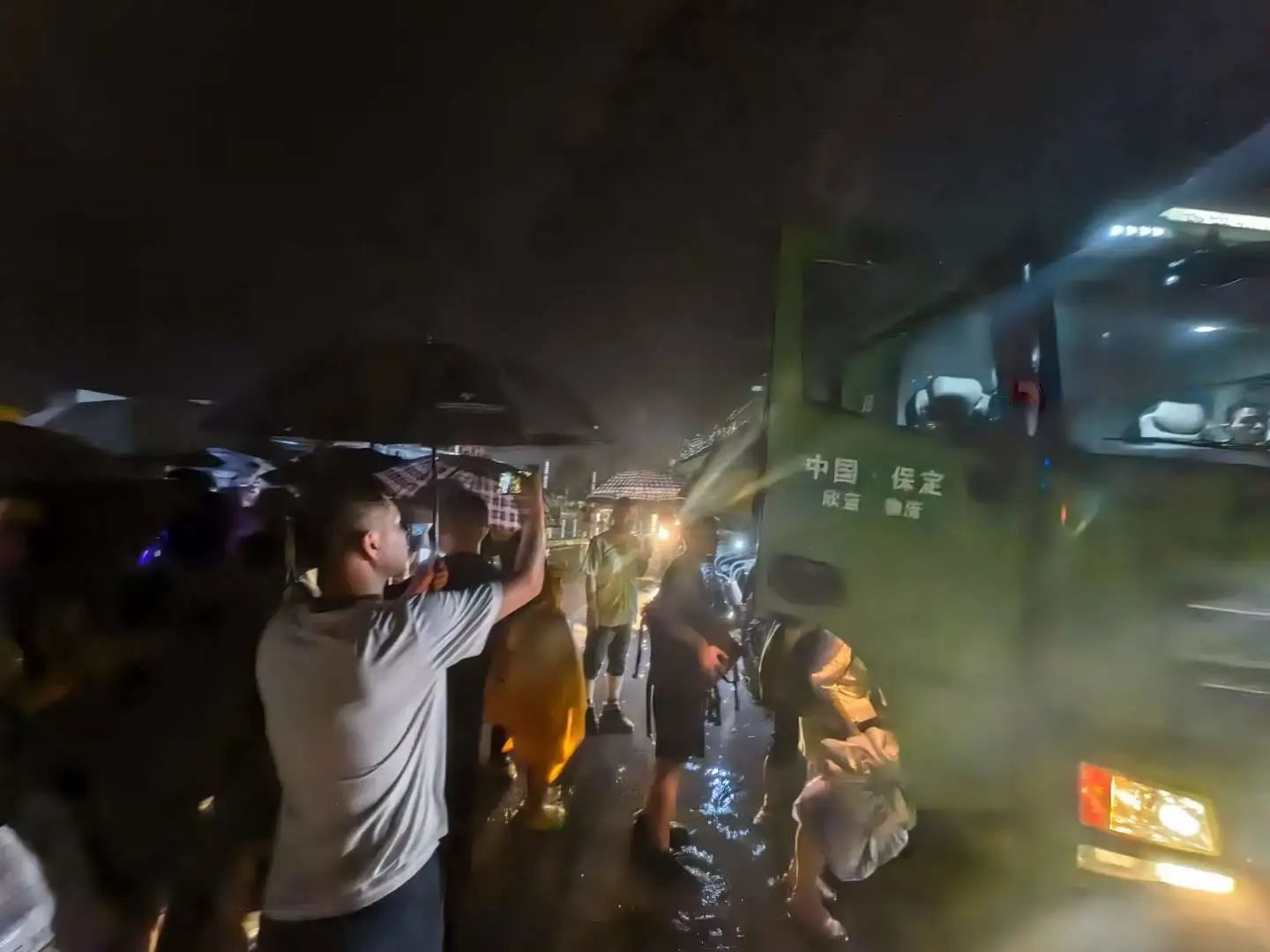 昨晚保定市強降暴雨丨躍迪汽車保定分公司，連夜出動70臺新能源渣土車參與保定市救援工作