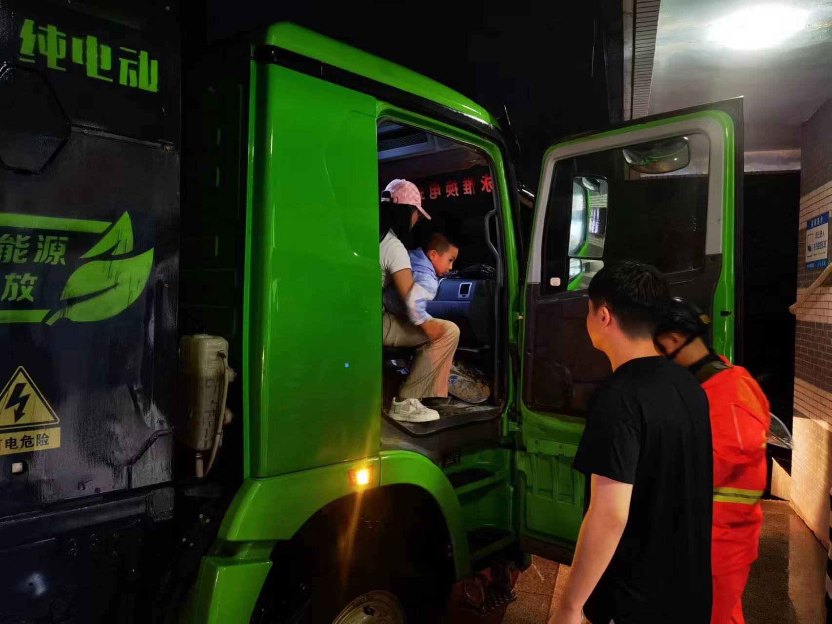 昨晚保定市強降暴雨丨躍迪汽車保定分公司，連夜出動70臺新能源渣土車參與保定市救援工作