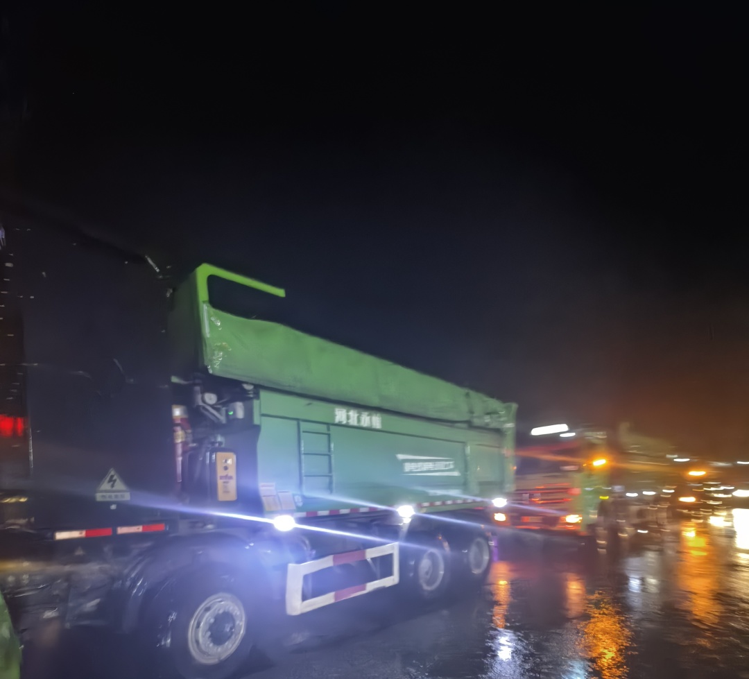 昨晚保定市強降暴雨丨躍迪汽車保定分公司，連夜出動70臺新能源渣土車參與保定市救援工作