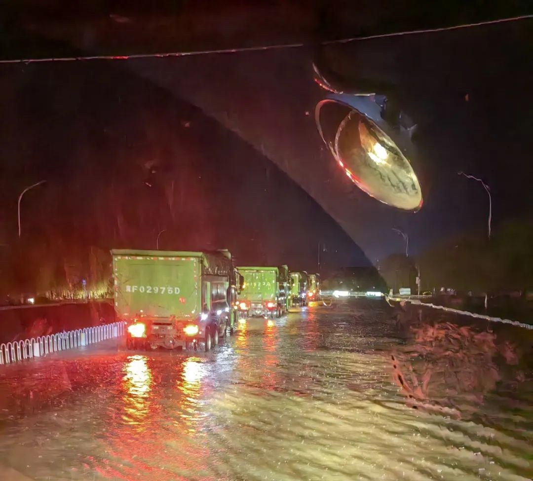 昨晚保定市強降暴雨丨躍迪汽車保定分公司，連夜出動70臺新能源渣土車參與保定市救援工作