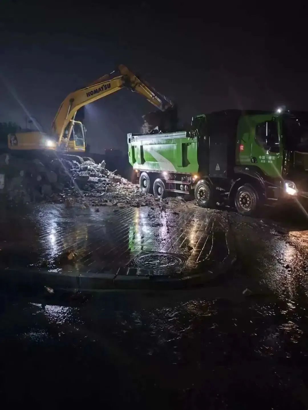 昨晚保定市強降暴雨丨躍迪汽車保定分公司，連夜出動70臺新能源渣土車參與保定市救援工作
