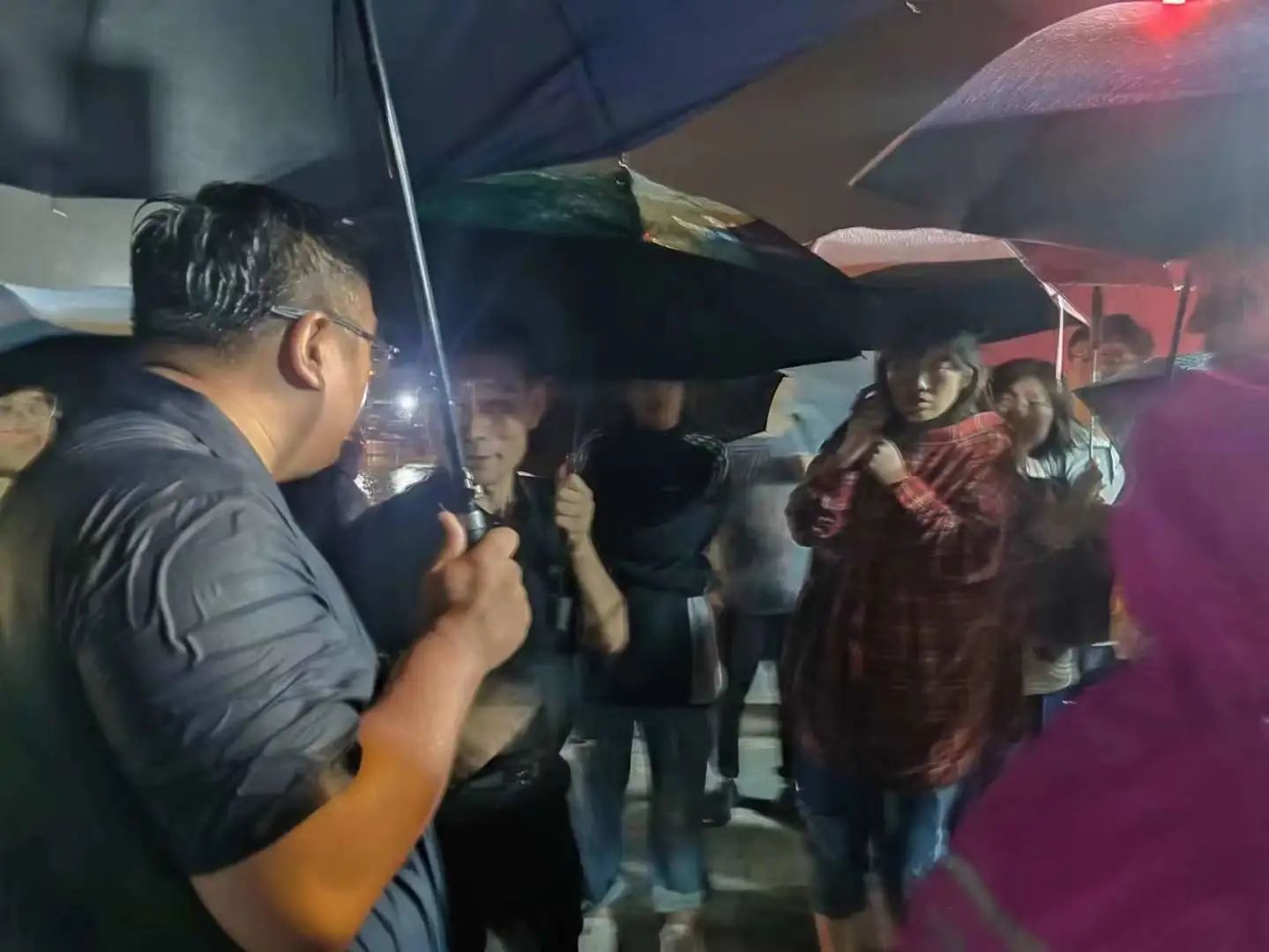 昨晚保定市強降暴雨丨躍迪汽車保定分公司，連夜出動70臺新能源渣土車參與保定市救援工作