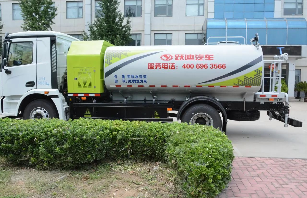 夏日降溫好幫手-躍迪集團(tuán)新能源灑水車、新能源綠化噴灑車發(fā)車