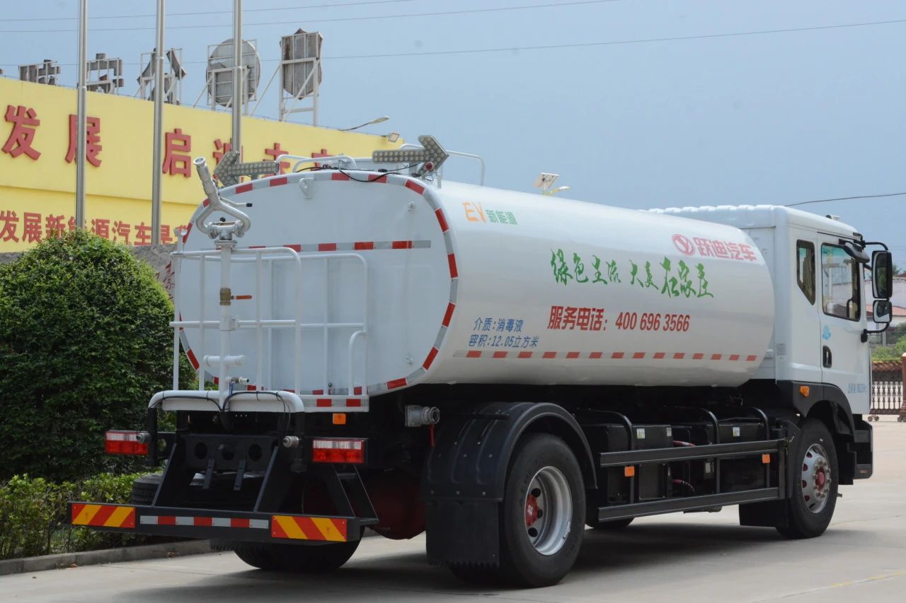 夏日降溫好幫手-躍迪集團(tuán)新能源灑水車、新能源綠化噴灑車發(fā)車