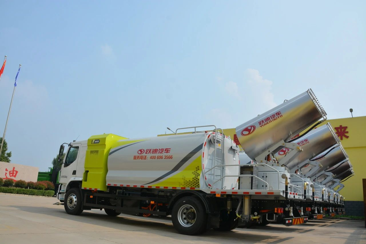 夏日降溫好幫手-躍迪集團(tuán)新能源灑水車、新能源綠化噴灑車發(fā)車