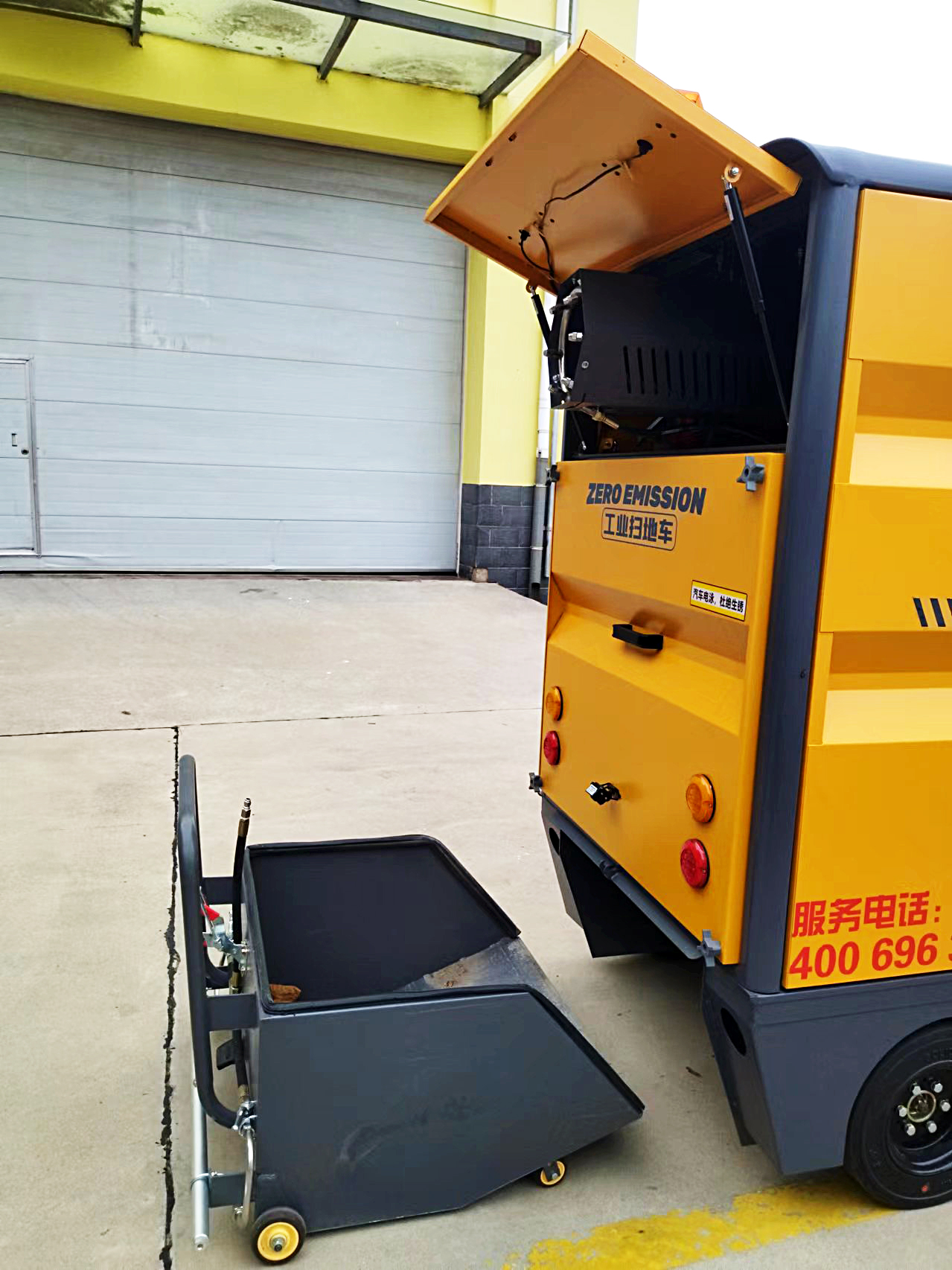 強(qiáng)力吸塵，高效清掃-躍迪小型清掃車