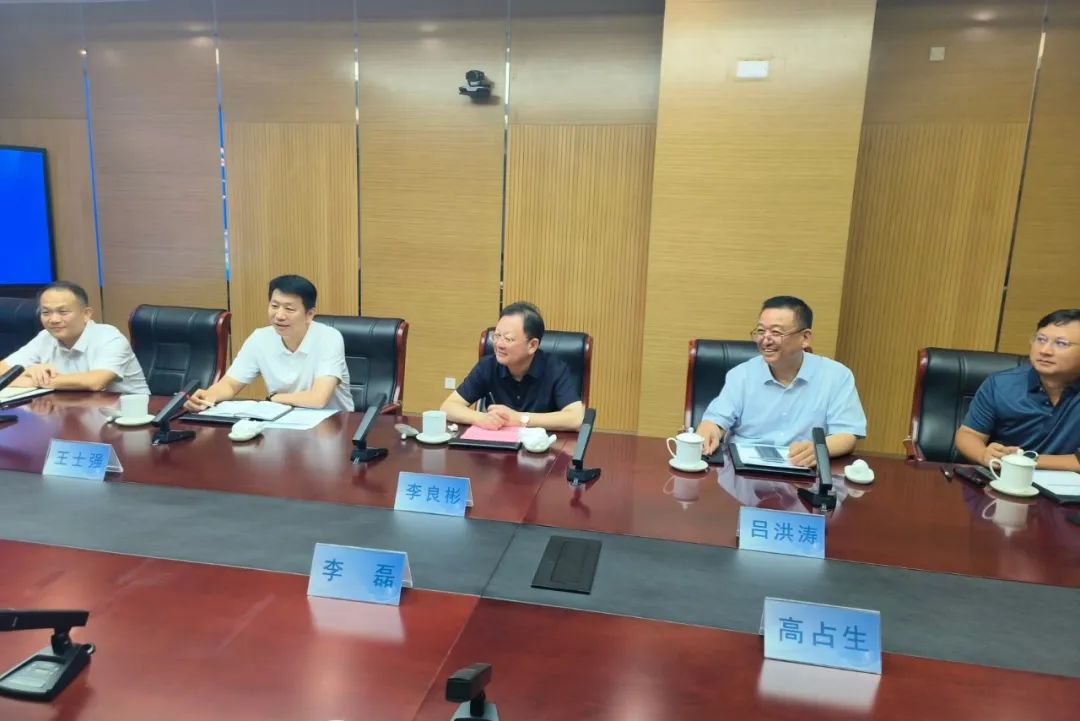 鋰業(yè)巨頭贛鋒鋰業(yè)董事長李良彬、躍迪集團董事長呂洪濤聯(lián)袂造訪中國重汽，與劉正濤董事長洽談新能源領(lǐng)域合作前景