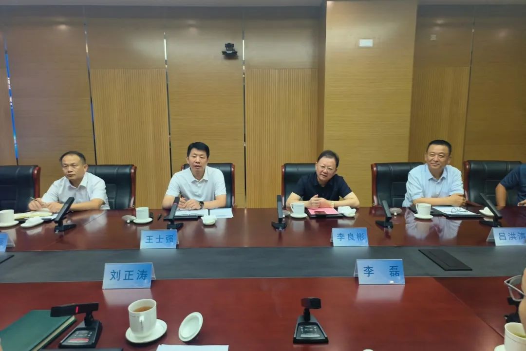鋰業(yè)巨頭贛鋒鋰業(yè)董事長李良彬、躍迪集團董事長呂洪濤聯(lián)袂造訪中國重汽，與劉正濤董事長洽談新能源領(lǐng)域合作前景